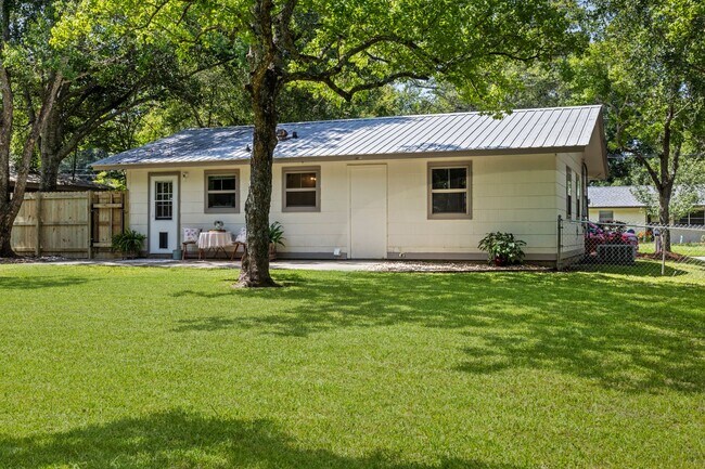 Building Photo - 133 Hickory Dr