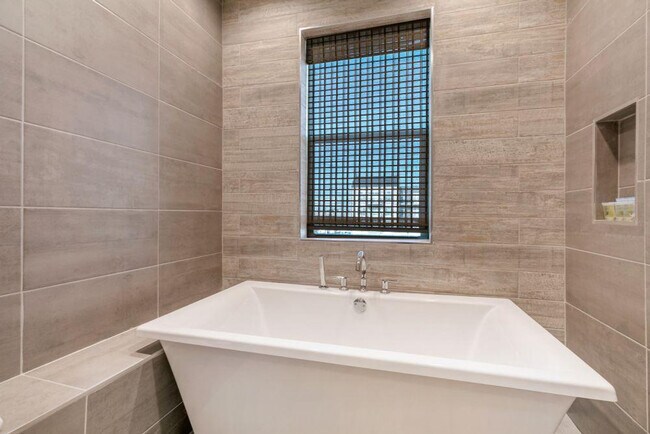 Building Photo - 3737 Bienville Ave