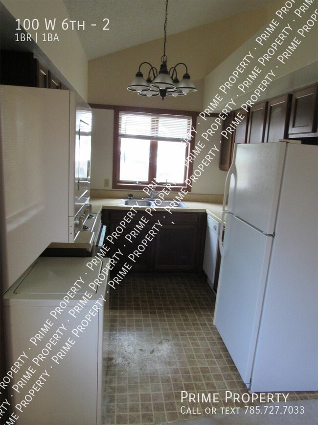 Building Photo - 100 W 6th-2