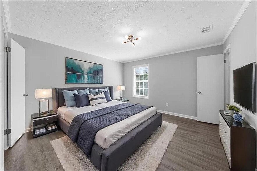 Spacious Bedrooms - 704 Augusta Dr SE