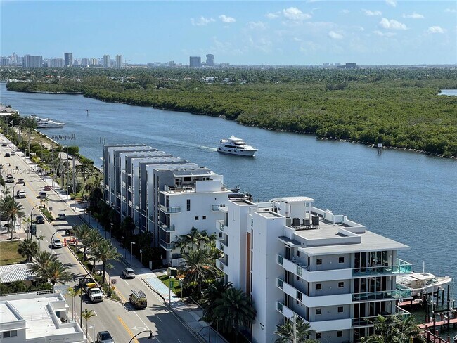 Building Photo - 3111 N Ocean Dr