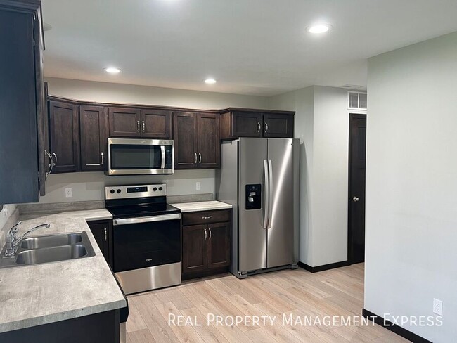 Building Photo - 3 Bedroom 2.5 Bathroom Townhome