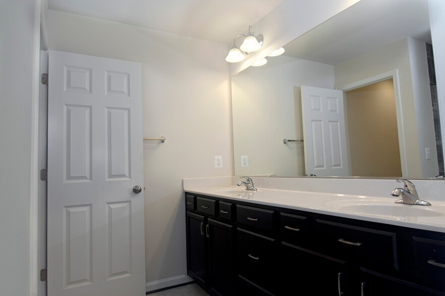 Dual Vanity in Primary Bathroom - 105 Gristmill Ct