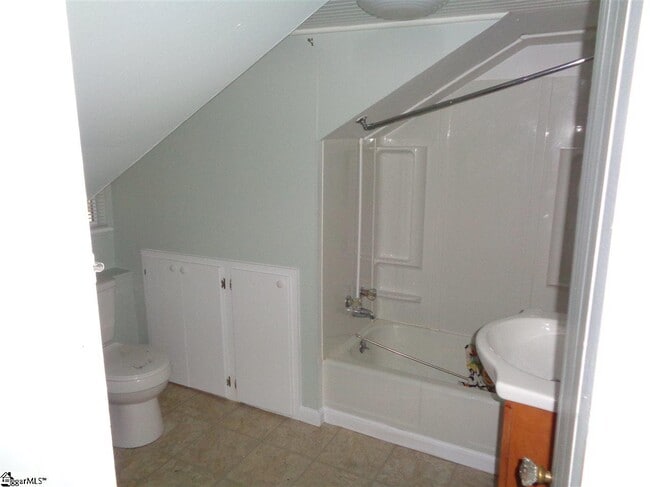 Building Photo - 260 E Greer St