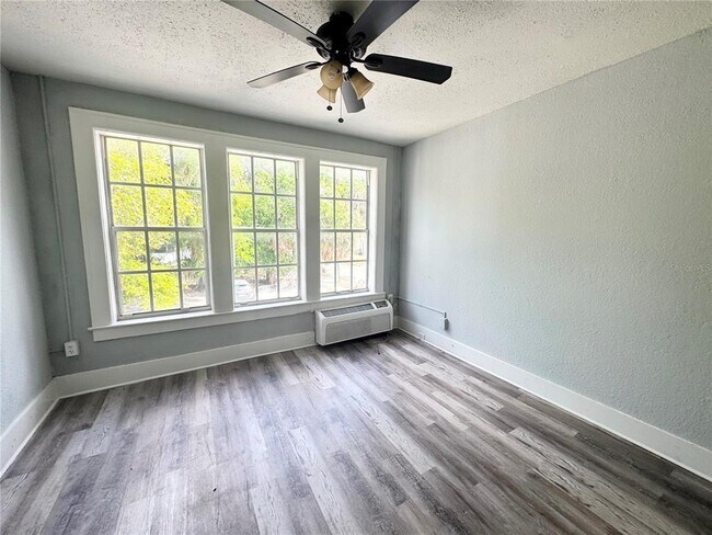 Building Photo - 704 Cordova Dr