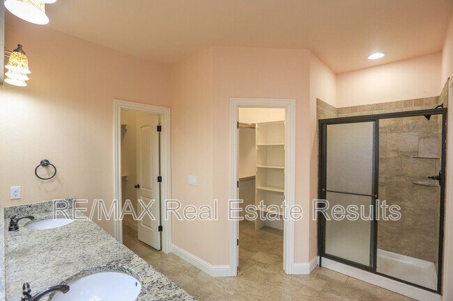 Building Photo - 2202 SW Tupelo Ave