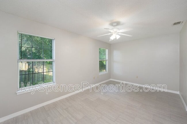 Building Photo - 440 Apple Dr