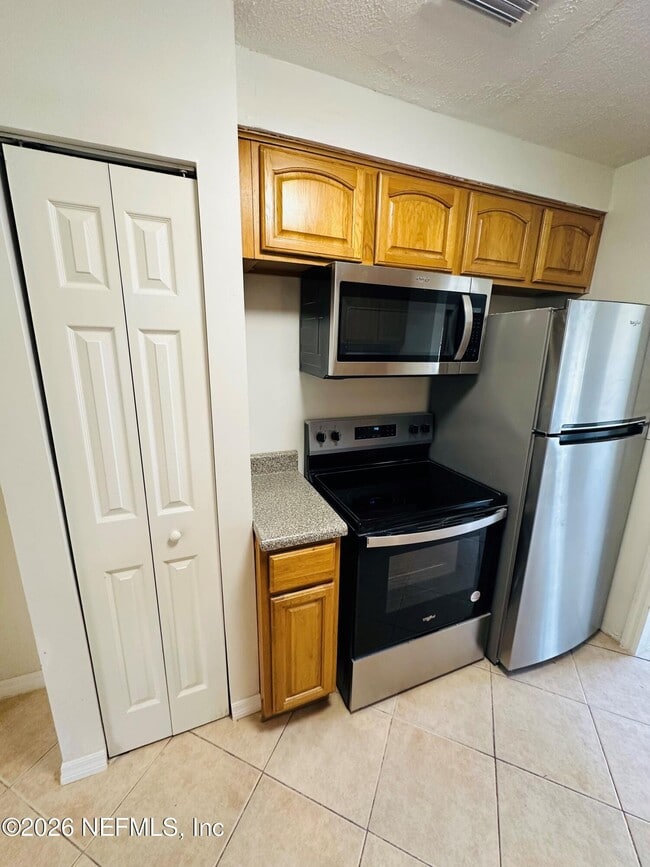 Building Photo - 1904 Delaroche Dr W