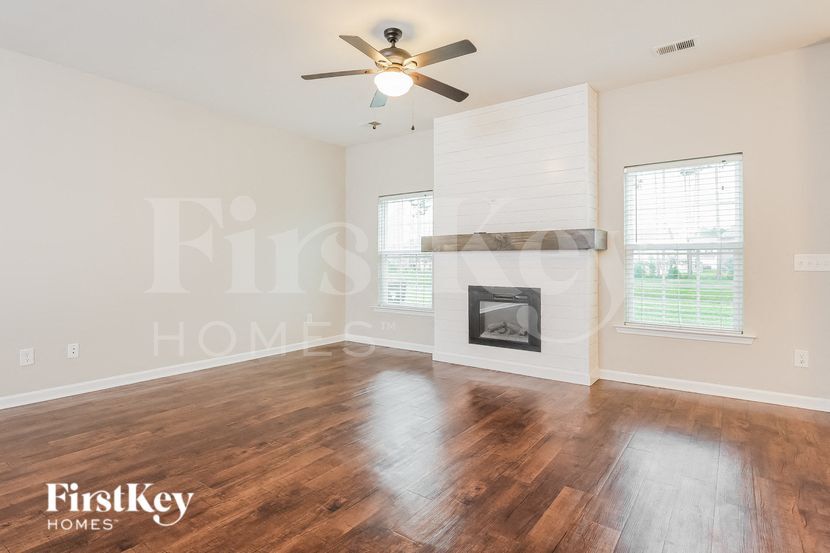 Building Photo - 732 Redbud Ln