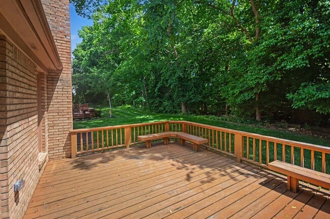 Building Photo - 456 Essex Dr
