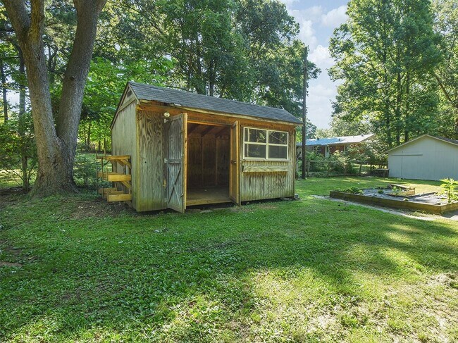 Building Photo - Updated 3 bed, 1.5 bath home with great curb appeal.