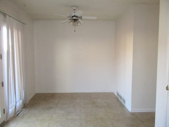 Building Photo - 1844 Willoway Cir S