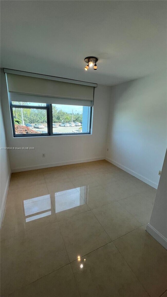 Building Photo - 2641 N Flamingo Rd