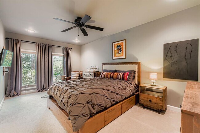 Building Photo - 505 W 7th St