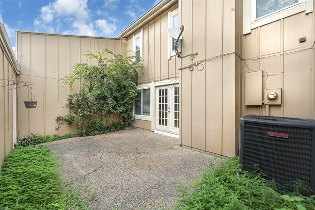 Building Photo - 11614 Village Pl Dr