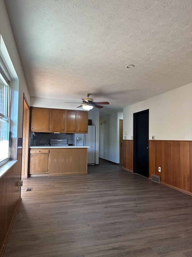 Building Photo - Welcome to this charming 3-bedroom, 2-bath...