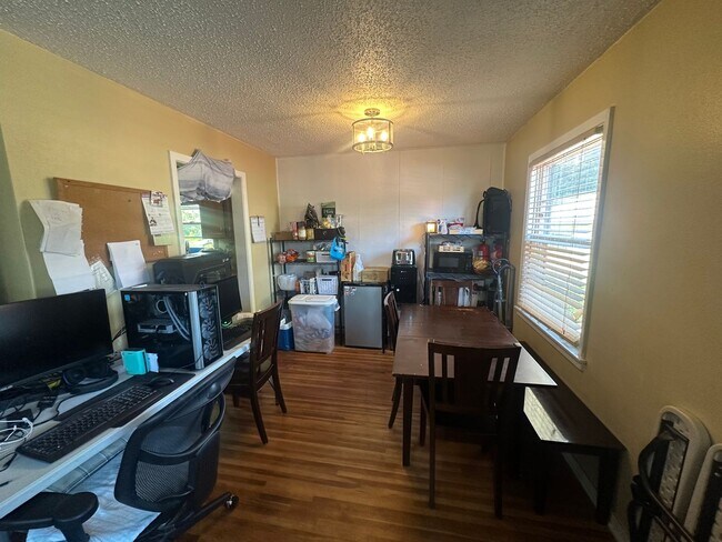 Building Photo - Charming 3 Bedroom Home in Heart if Maplew...
