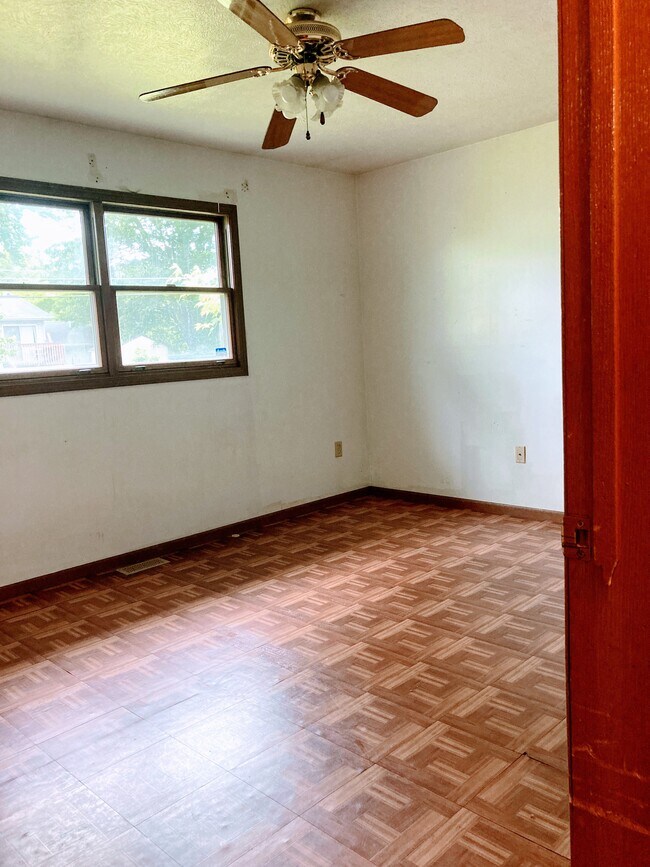 Building Photo - 320 Crestwood Dr