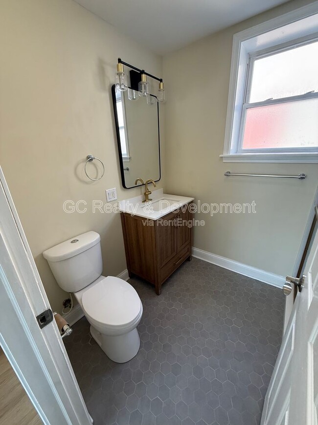 Building Photo - 4652 N St Louis Ave