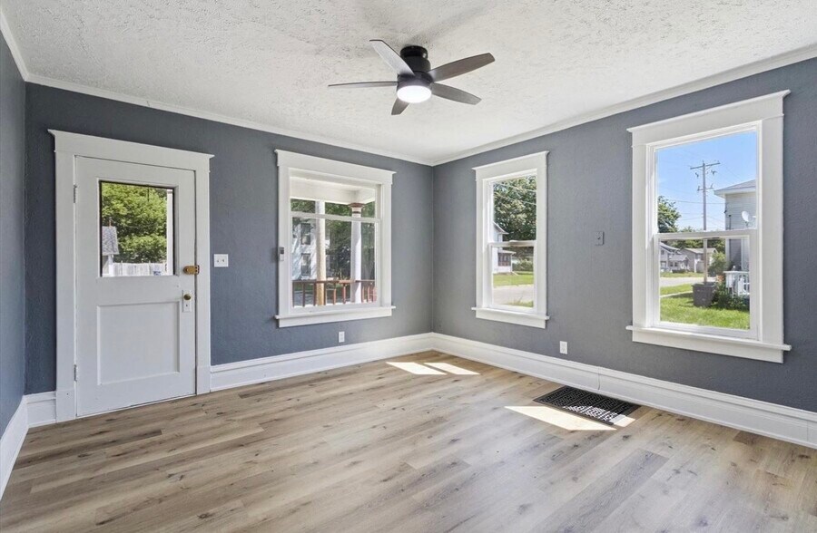 Building Photo - 1115 Laurel Ave