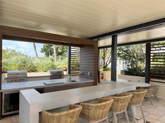 Building Photo - 400 South Pointe Dr