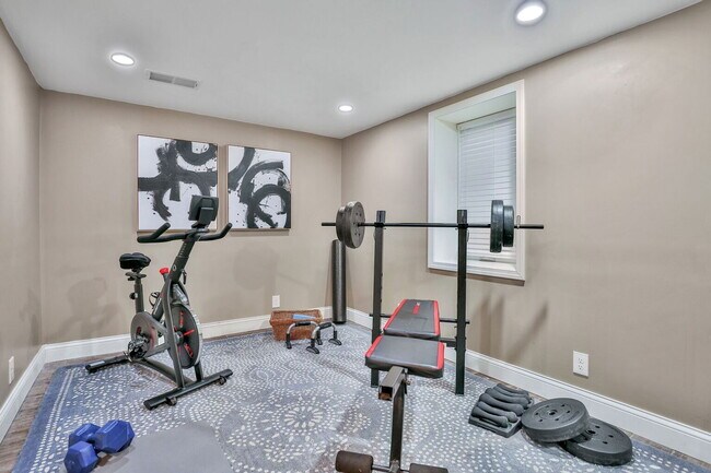 Building Photo - 16624 Elm Dr