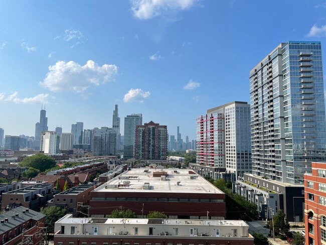 Building Photo - 320 E 21st St