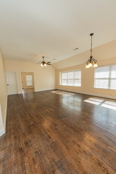 Building Photo - 2105 Burke Dr