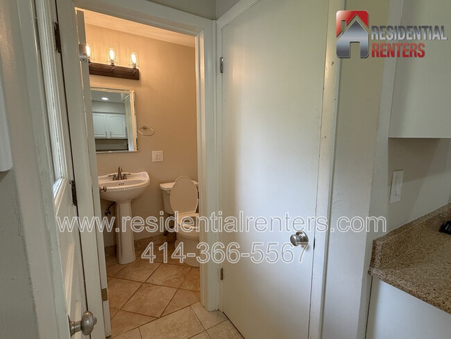 Building Photo - 205 N 165th St