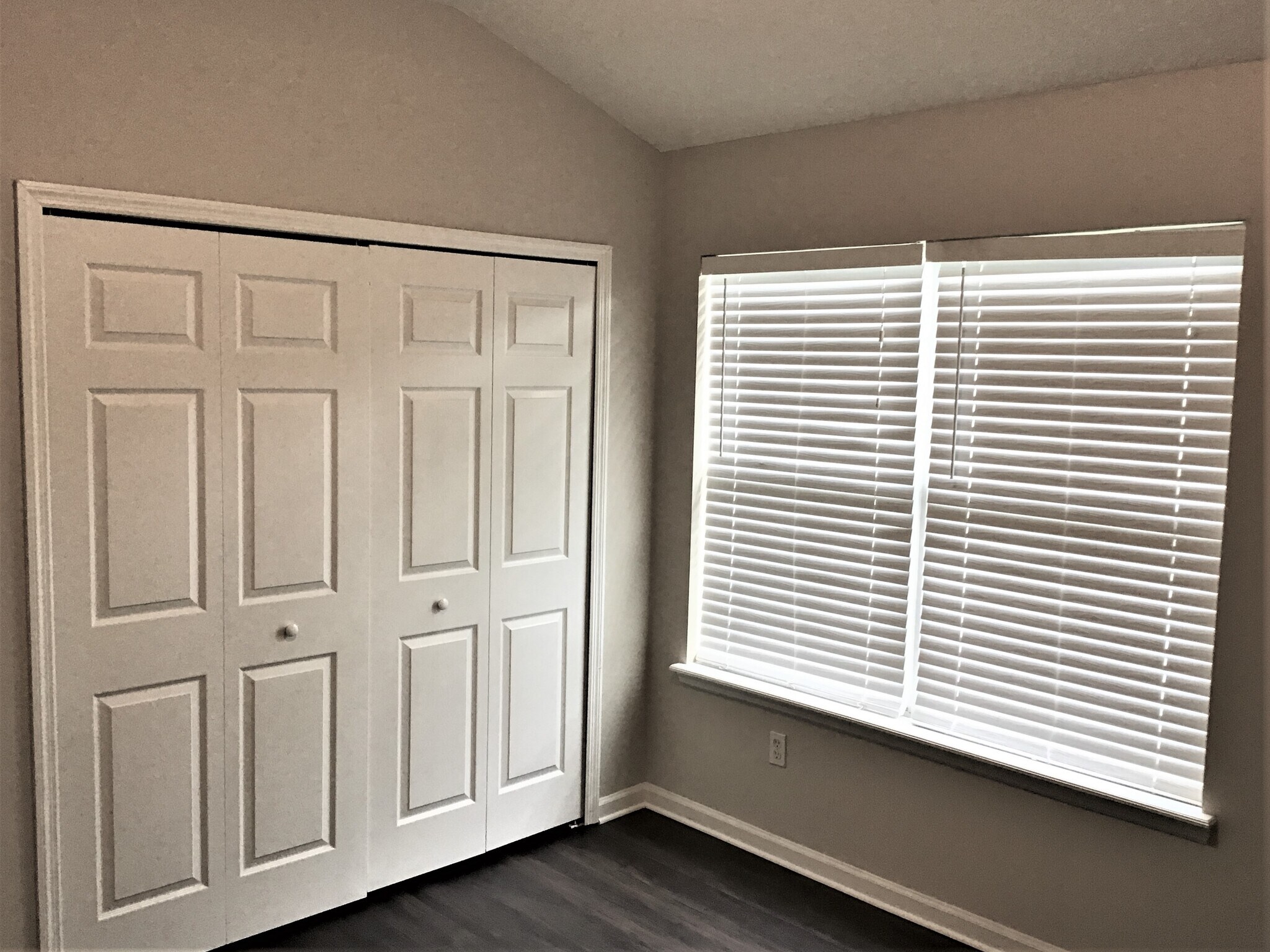 Building Photo - 587 Oakmont Dr