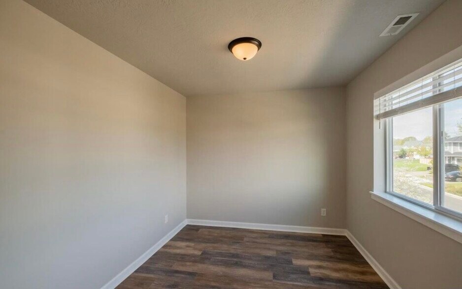 Building Photo - 4164 Sagecrest Dr NE