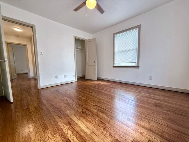Building Photo - 805 Dakota St