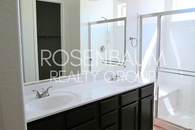 Building Photo - Gorgeous 3-bedrooms, 2-baths home tucked a...