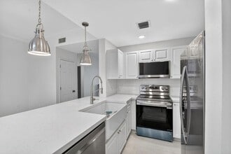 Building Photo - 695 Hibiscus St