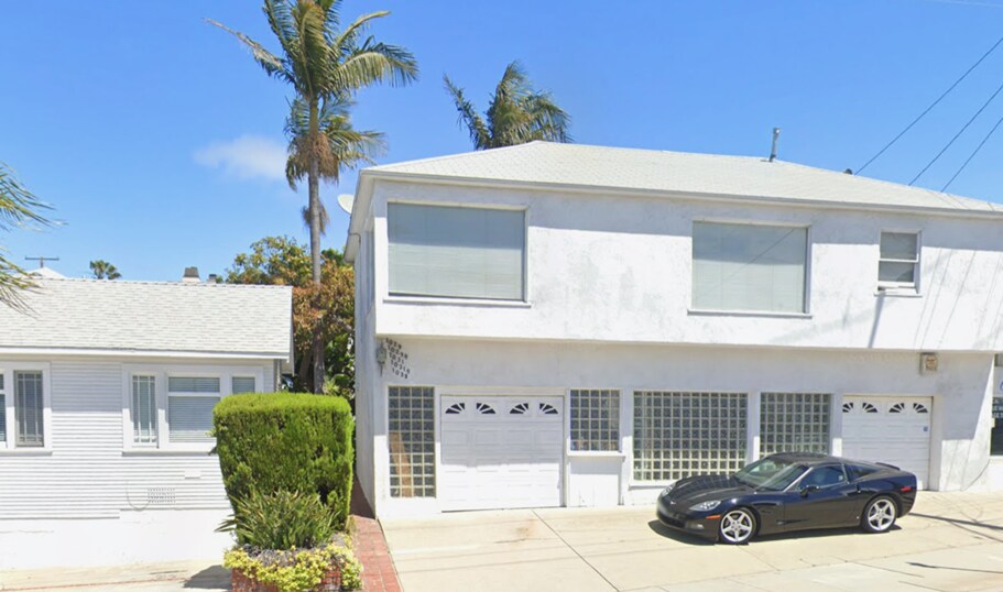 front enterance on aviationFront of unit - 1033 Aviation Blvd