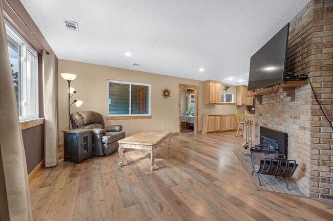 Building Photo - 15632 S Ray Dr