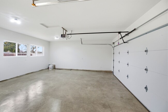 Building Photo - Newly Renovated 2 Bedroom Home