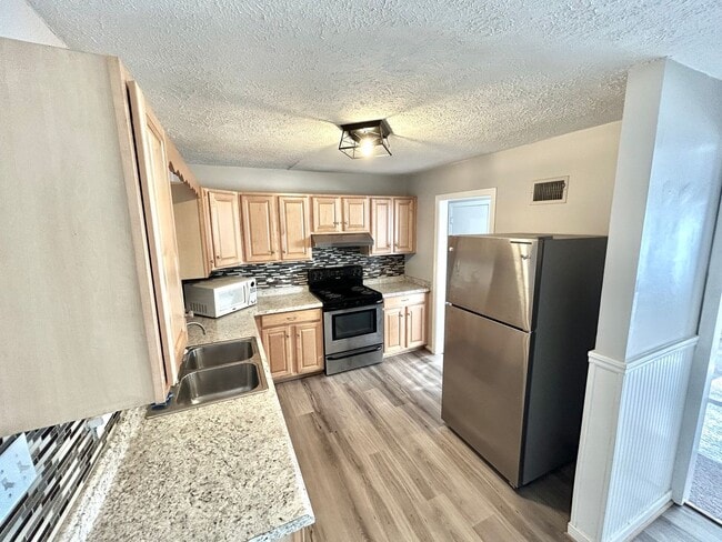 Building Photo - 110 E Gray St