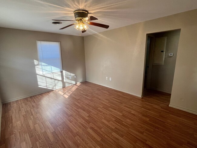 Building Photo - 4Bd, 2Ba, 2 Living Area, All Appliances In...