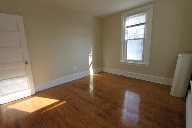 Building Photo - 124 W Pomona St