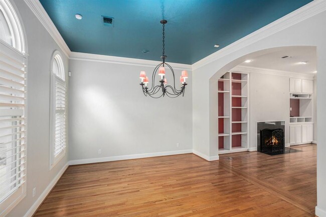 Building Photo - 4655 Spruce St