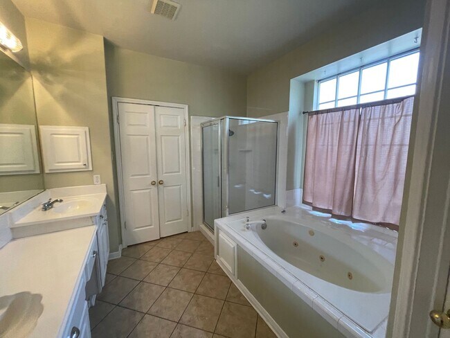 Building Photo - 4 Bedroom 2 Bathroom located in Santa Fe T...