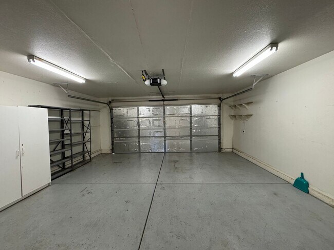 Building Photo - 1119 N Carriage Ln