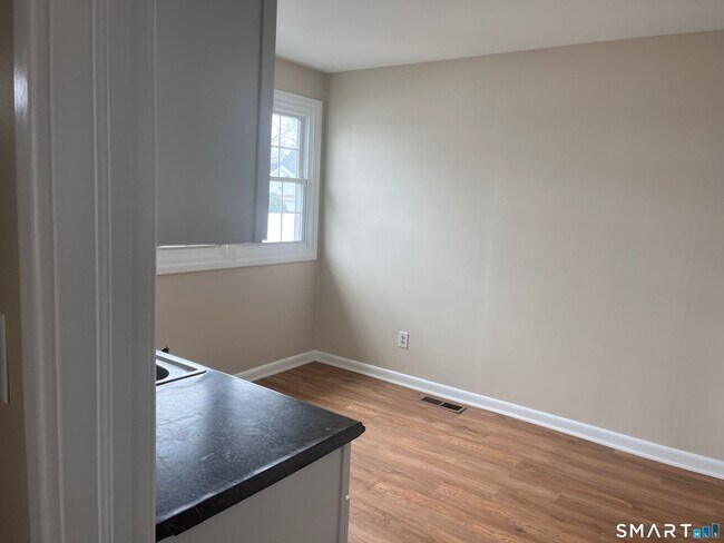 Building Photo - 246 Elm St