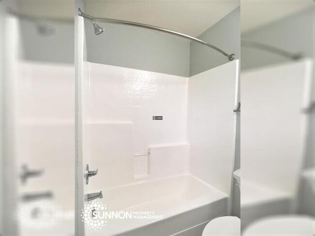 Building Photo - Updated 2 Bed, 2.5 Bath Townhome!