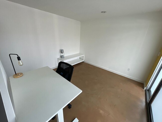 Building Photo - Spacious 3 bedroom / 2.5 Bath Apartment in...