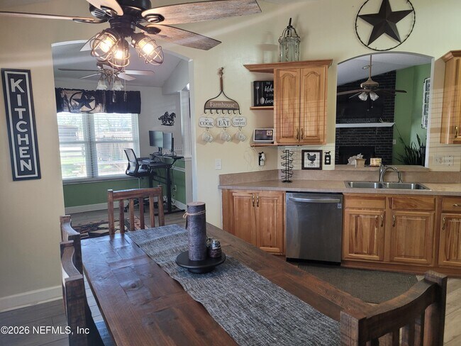 Building Photo - 906 County Rd 217