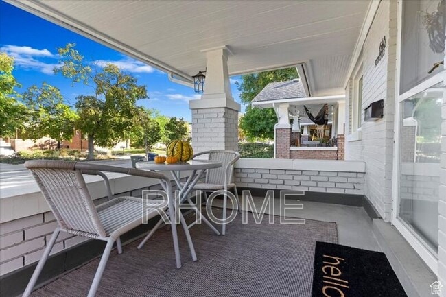 Building Photo - 648 East Pl