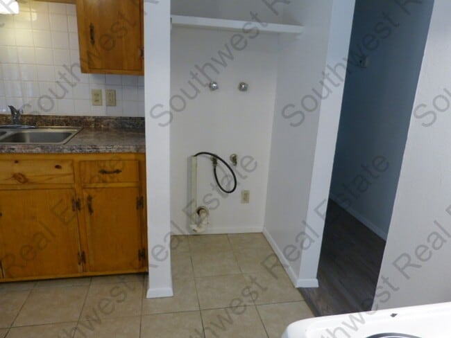 Building Photo - Charming 3 bedroom home