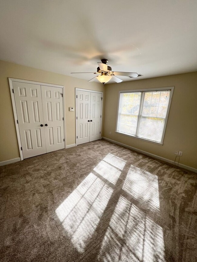 Building Photo - 2 Bedroom Townhome